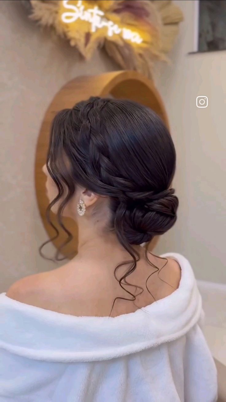 تسريحة مرفوعة بظفيرة ناعمة